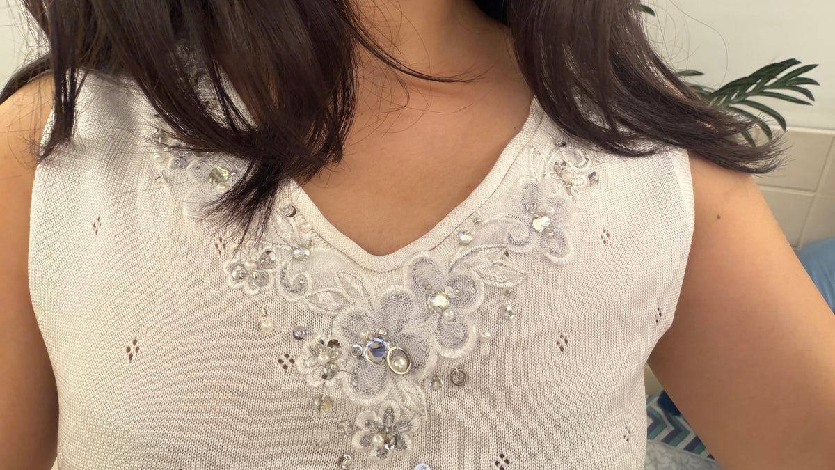 Cute top  ( check detail) 28-32 bust